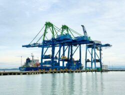 Dukung Logistik IKN, Kaltim Kariangau Terminal Modernisasi Alur Kerja Lewat Investasi Alat Baru