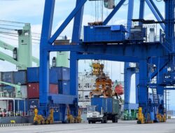 Tanpa Henti, Aktivitas Bongkar Muat PT KKT Terus Pacu Kelancaran Logistik
